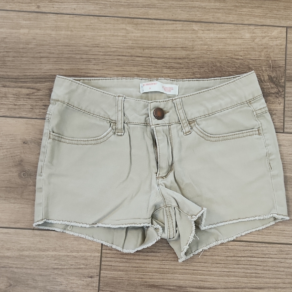No Boundaries Beige Cut Off Shorts, Size 3